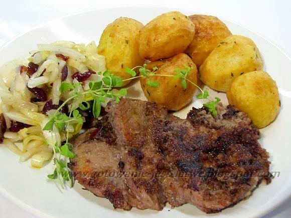 Kotlet z indyka panierowany i pieczone ziemniaczki