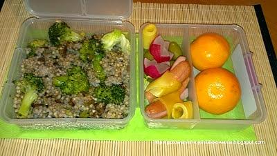 Kasza gryczana z warzywami i parówkami w lunchboxie