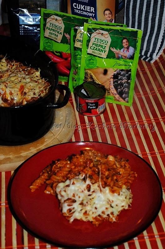 Zapiekanka makaronowa w sosie pomidorowym z mięsem mielonym
