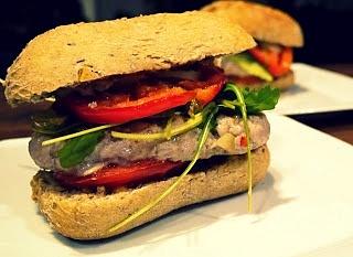 Pikantny burger z mięsem, papryczką chili i rukolą