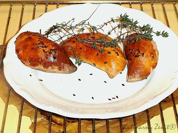 Drożdżowe pierogi z kapustą i suszonymi śliwkami