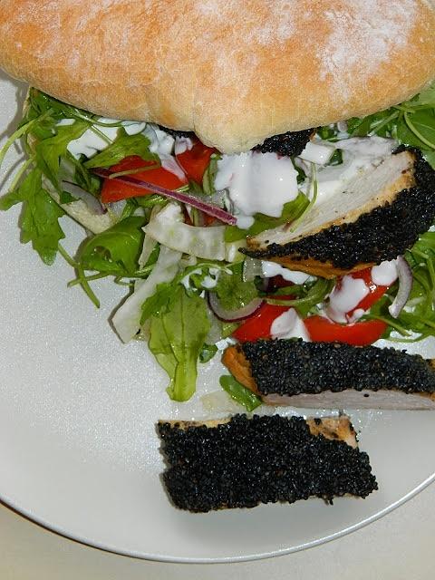 Kurczak w czarnym sezamie w chlebku pita