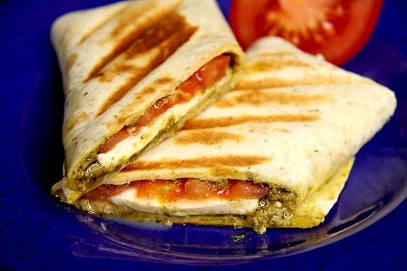 Zapiekane tortille z mozzarella, pomidorem i zielonym pesto