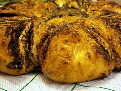 Drożdżowy kwiat maku na światowy dzień chleba