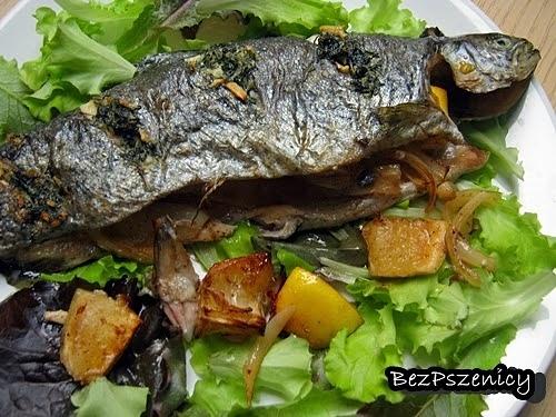 Pstrąg pieczony w ziołach