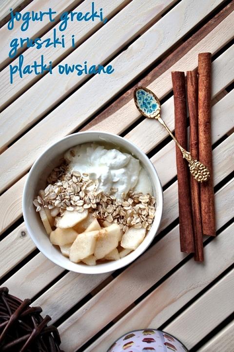 Jogurt grecki i gruszki – proste i smaczne lekkie śniadanie