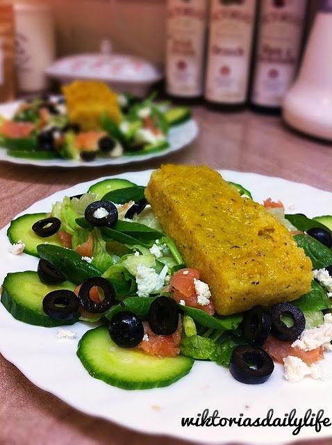 Grillowana polenta na sałatce włosko-greckiej