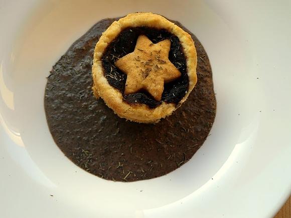 Mini tarta z pieczarkami i sosem grzybowym na wigilijny stół
