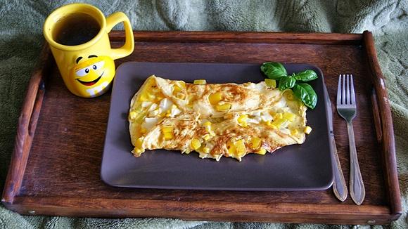 Śniadanie omlet z żółtymi warzywami