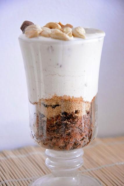 Jogurt z ziarnami, bananowe ciasto i muffinka korzenna