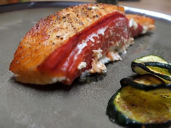 Pieczony łosoś z marynowaną grillowaną papryką
