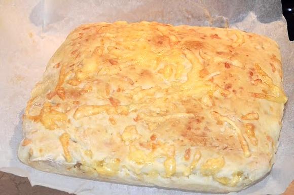 Focaccia serowa – pyszne i aromatyczne pieczywo do kolacji