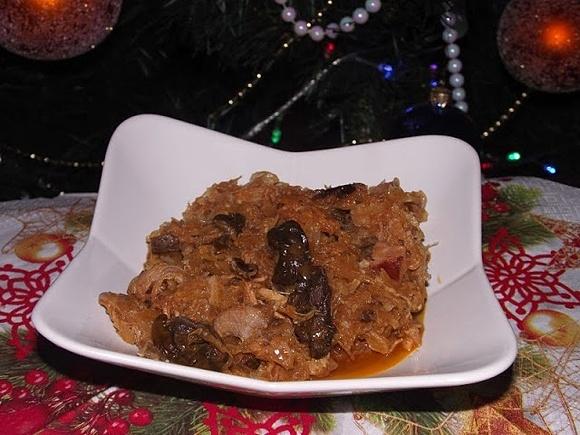 Świąteczny bigos z suszonymi śliwkami