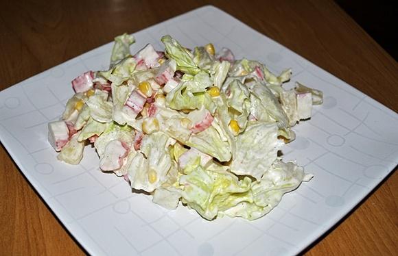 Sałatka z paluszkami krabowymi i ananasem