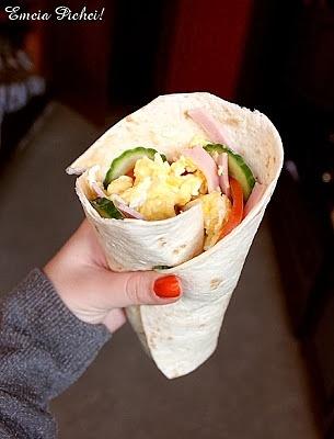 Śniadaniowa tortilla z jajkami i warzywami