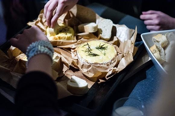 Pieczony camembert i biały - przepis kulinarny