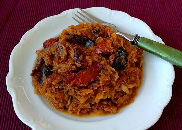 Bigos świąteczny z grzybami i suszonymi owocami