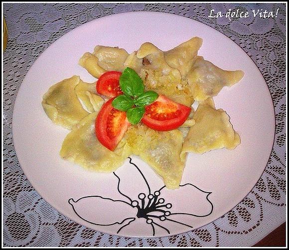 Pierogi z kaszą gryczaną, grzybami i tymiankiem