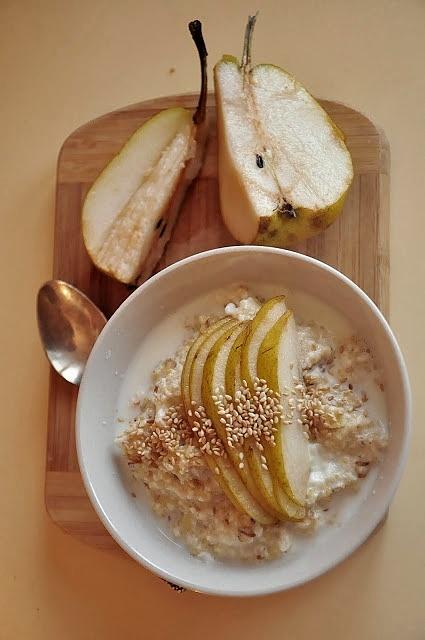 Owsianka gotowana z tahini, kardamonem i gruszką