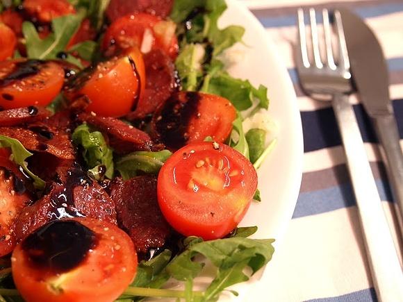 Sałatka z chorizo i pomidorkami na rukoli
