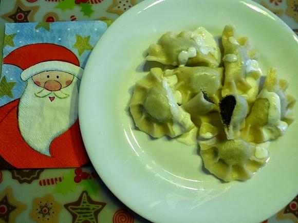 Pierogi z makiem i kasztanami w sosie migdałowym