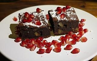 Brownie – przepis na mocno czekoladowe ciasto z orzechami i dodatkami