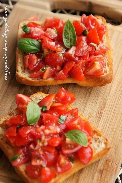 Bruschetta z pomidorami i bazylią
