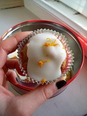Pomarańczowe muffinki z lukrem na święta