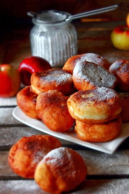 Racuchy drożdżowe z jabłkami