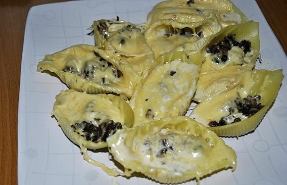 Muszle nadziewane pieczarkami i serem z sosem serowym