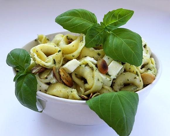 Sałatka z tortellini i pesto