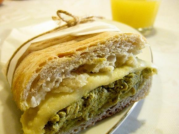 Panini z kurczakowym pesto