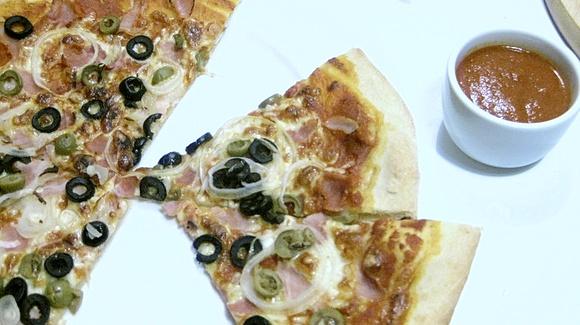 Pizza z szynką i salami pepperoni