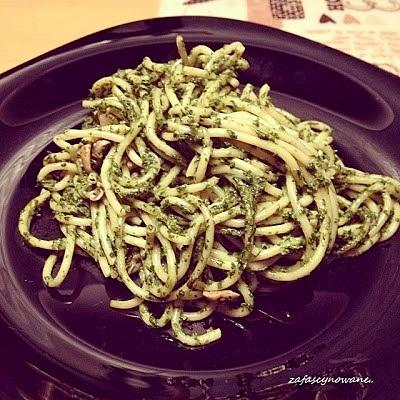 Spaghetti ze szpinakiem i pieczarkami