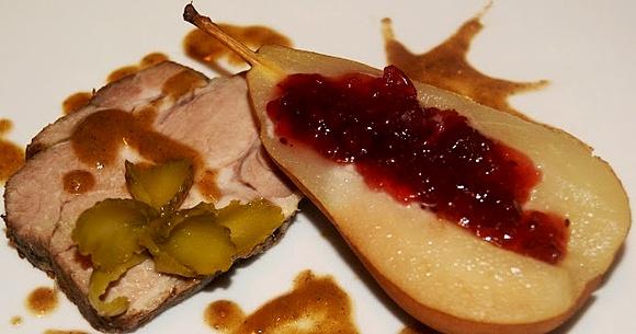 Karkówka obłożona gruszkami z chrzanem i żurawiną