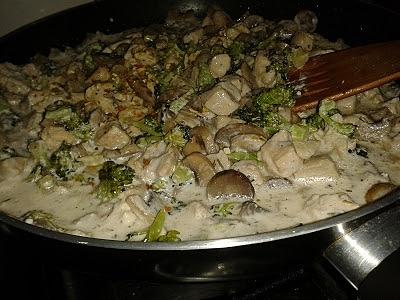 Kurczak w sosie pieczarkowo-brokulowym