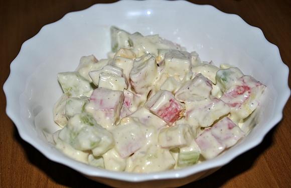 Błyskawiczna sałatka z surimi i ogórkiem