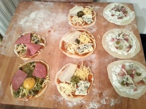 Mini pizza i calzone - przepis na wyśmienite kawałki na imprezę