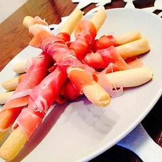 Ekspresowa przekąska imprezowa z grissini i szynką serrano