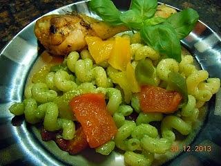 Pesto z grillowaną papryką i pieczonym kurczakiem