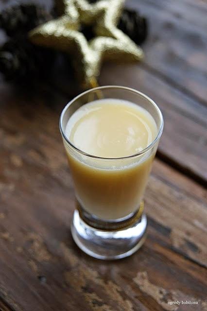 Ajerkoniak – kremowy napój alkoholowy z mleka i żółtek