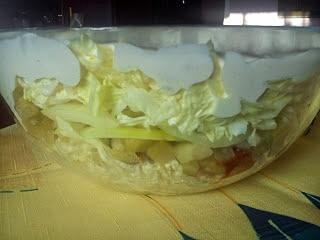 Sałatka gyros z sosem czosnkowym