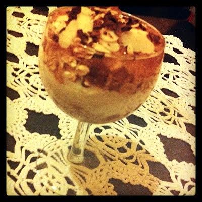 Zdrowy deser z gruszek jogurtu i muesli
