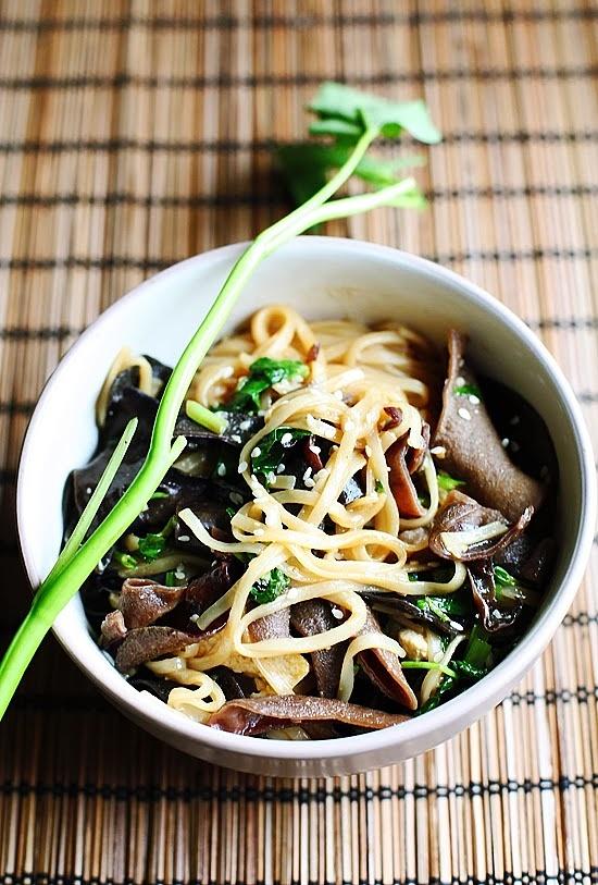 Udon z wodnym szpinakiem i tofu