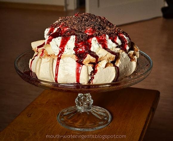 Królowa pavlova z frużeliną malinową