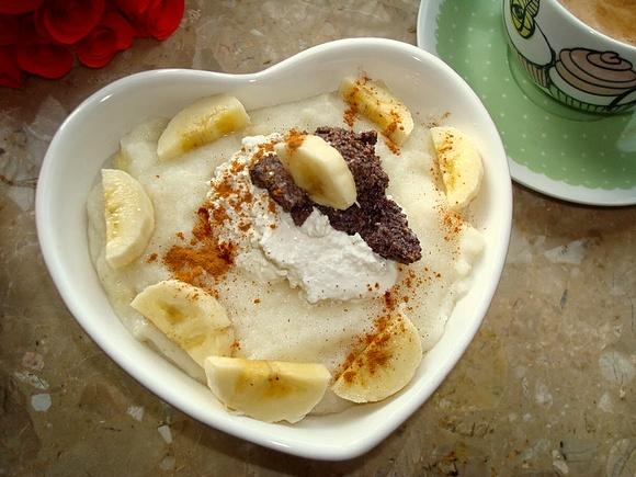 Bananowa kasza orkiszowa z kremem makowym i twarożkiem