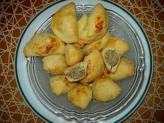 Drożdżowe pierożki pieczone z soczewicą wegetariańskie kibiny