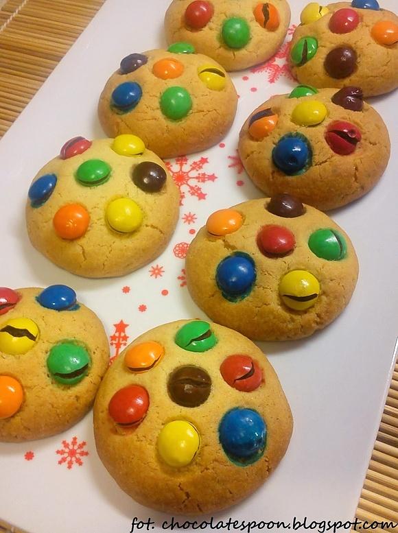 Kolorowe ciasteczka z m&m dla dzieci na urodziny