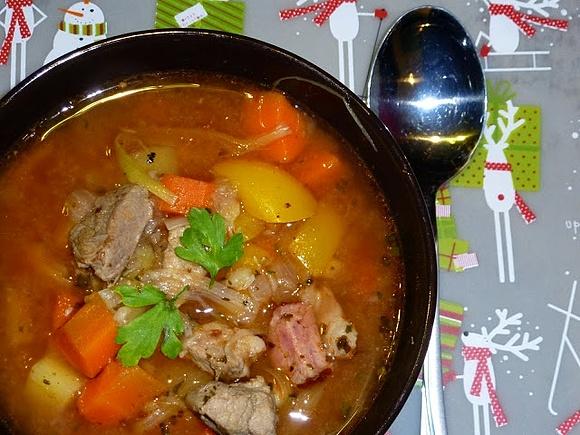 Zupa gulaszowa z łopatką i papryką