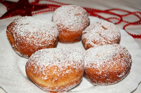 Pączki puszyste z nadzieniem malinowym